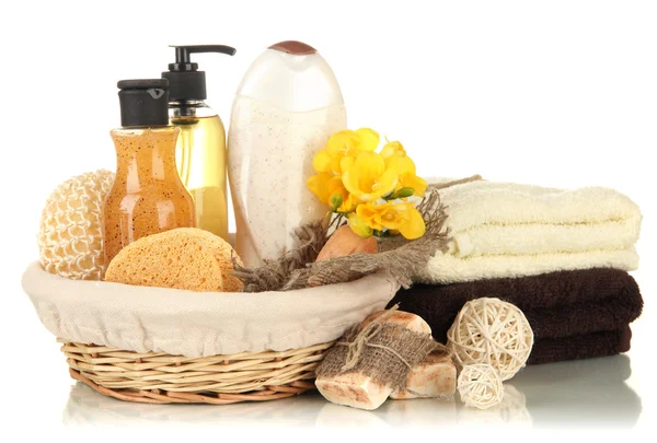 Composición de botellas de cosméticos y jabón en cesta, aislado en blanco —  Fotos de Stock