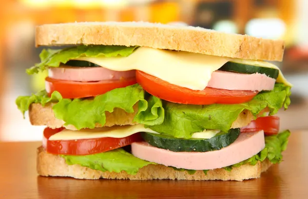 Leckeres Sandwich auf dem Tisch im Café — Stockfoto