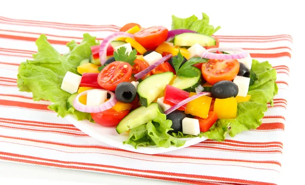 Savoureuse salade grecque isolée sur blanc — Photo