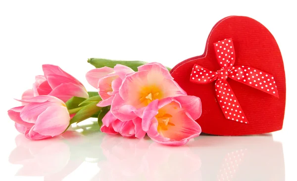 Tulipanes rosados y caja de regalo, aislados en blanco —  Fotos de Stock