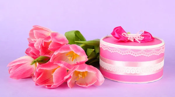 Pink tulips and gift box, on color background — Stock Photo, Image