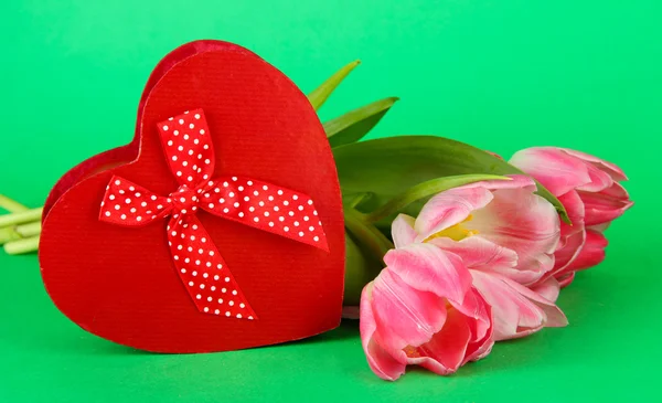 Rosa Tulpen und Geschenkbox, auf farbigem Hintergrund — Stockfoto