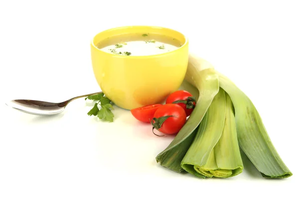 Diätsuppe mit Gemüse in Pfanne isoliert auf weiß — Stockfoto