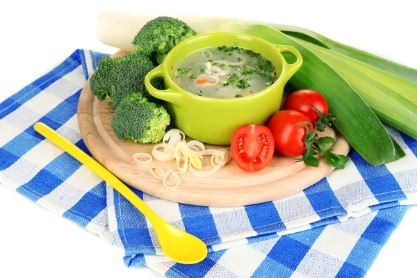 Дієтичний суп з овочами на сковороді ізольований на білому — стокове фото