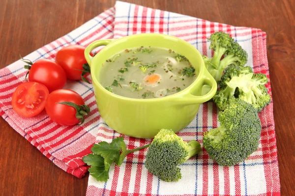 Sopa de dieta con verduras en sartén sobre mesa de madera de cerca — Foto de Stock