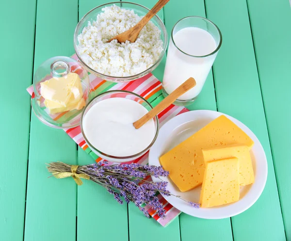 Verre de lait et fromage sur fond de bois — Photo