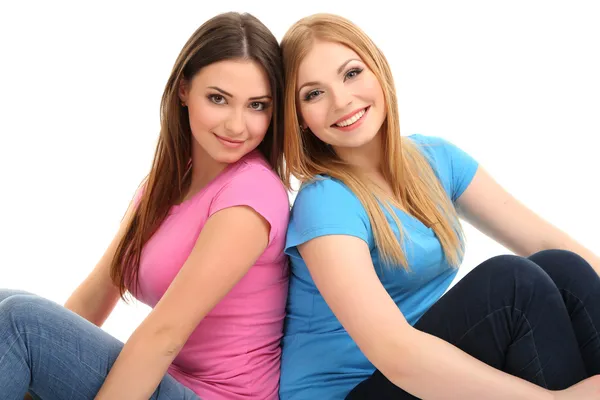 Duas amigas sorrindo isoladas no branco — Fotografia de Stock