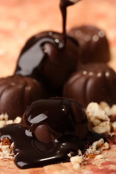 Dulces de chocolate con nueces, sobre fondo de color — Foto de Stock