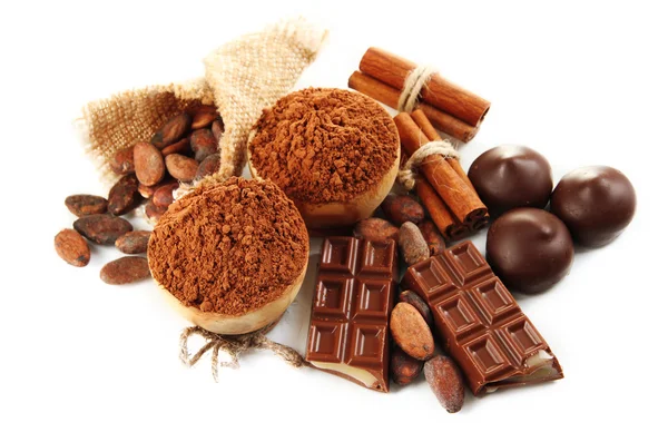 Zusammensetzung von Schokoladenbonbons, Kakao und Gewürzen, isoliert auf weiß — Stockfoto