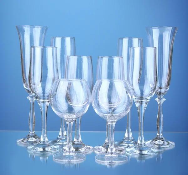 Коллекция бокалов для вина на синем фоне — стоковое фото