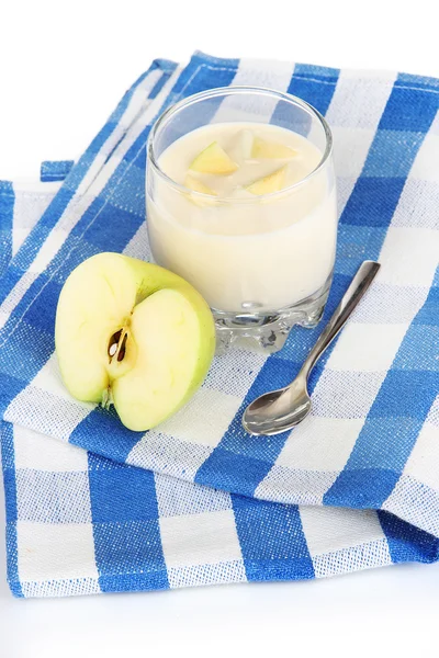 Köstlicher Joghurt im Glas mit Apfel isoliert auf weiß — Stockfoto