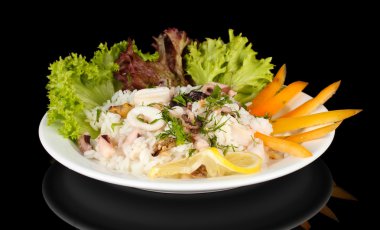 Şarküteri deniz ürünleri üzerine siyah izole pirinç salatası