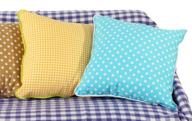 kanepede üstüne beyaz izole renkli yastıklar