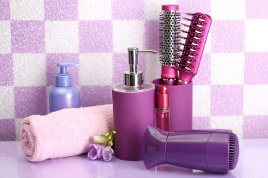 saç fırçaları, saç kurutma makinesi ve bathroo yılında Kozmetik Şişeler