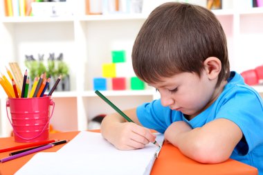 sevimli küçük çocuk albümü içinde çizim
