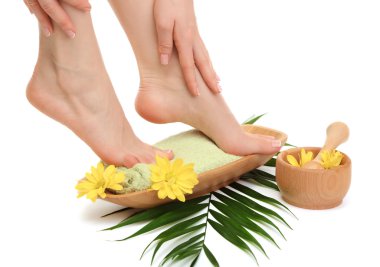 kadın ayakları üzerinde beyaz izole havlu - spa kavramı,