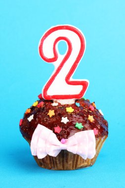 Doğumgünü Keki ile mavi arka plan üzerinde buzlanma çikolata
