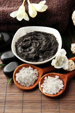 Bambu zemin üzerine spa uygulamaları için kozmetik kil ile kompozisyon