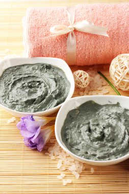 Bambu zemin üzerine spa uygulamaları için kozmetik kil ile kompozisyon