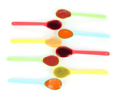 kaşık üzerine beyaz izole içinde bebek püresi