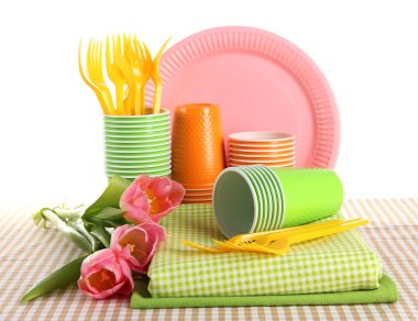 çok renkli plastik sofra üzerinde beyaz izole