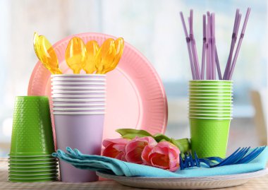 Lale ile tabloda çok renkli plastik sofra yakın çekim