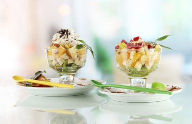 pencere arka planda bir dondurma yemek meyve salatası