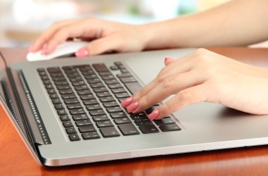 eller laptop, parlak zemin üzerine yazma