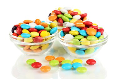 cam kase üzerinde beyaz izole renkli şekerler