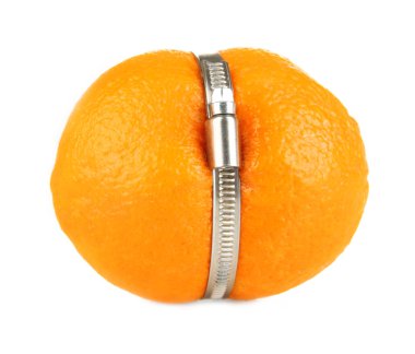 metal kelepçe, üzerinde beyaz izole sıkılmış limon
