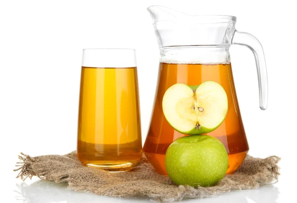 Vaso completo y jarra de zumo de manzana y manzanas aisladas en blanco — Foto de Stock