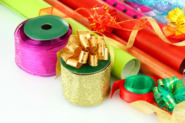 Rollos de papel de regalo de Navidad con cintas, lazos aislados en blanco — Foto de Stock