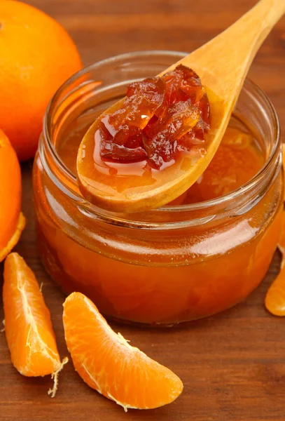 Sabrosa mermelada de mandarina casera, sobre mesa de madera —  Fotos de Stock