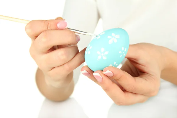 Jovem pintando ovo de Páscoa, isolado em branco — Fotografia de Stock