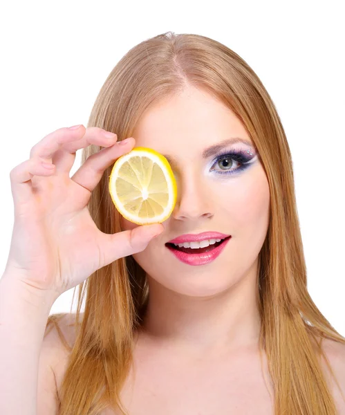 Bella giovane donna con glamour make up e limone, isolata su bianco — Foto Stock