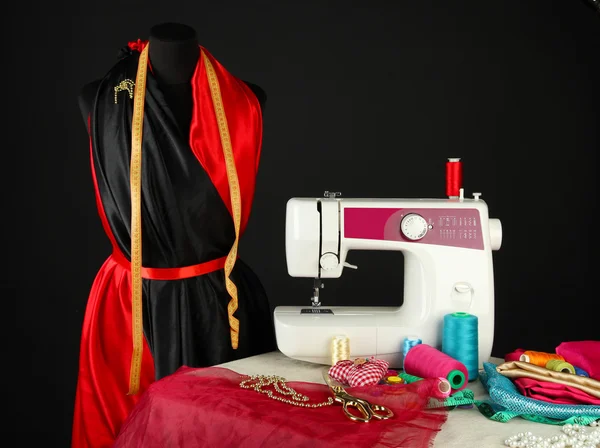 Máquina de costura, manequim e outros equipamentos de costura isolados a preto — Fotografia de Stock