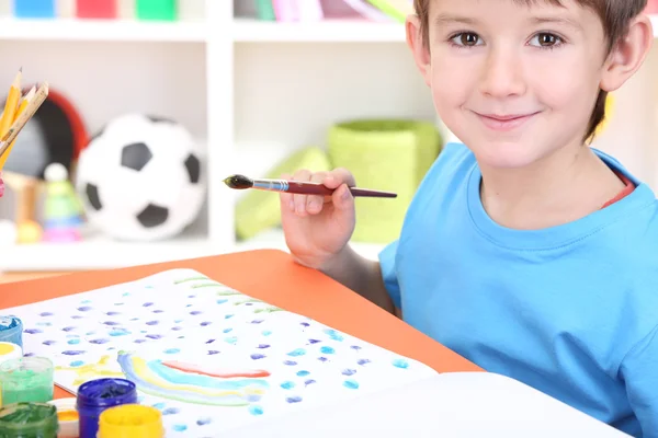 Carino bambino pittura nel suo taccuino — Foto Stock