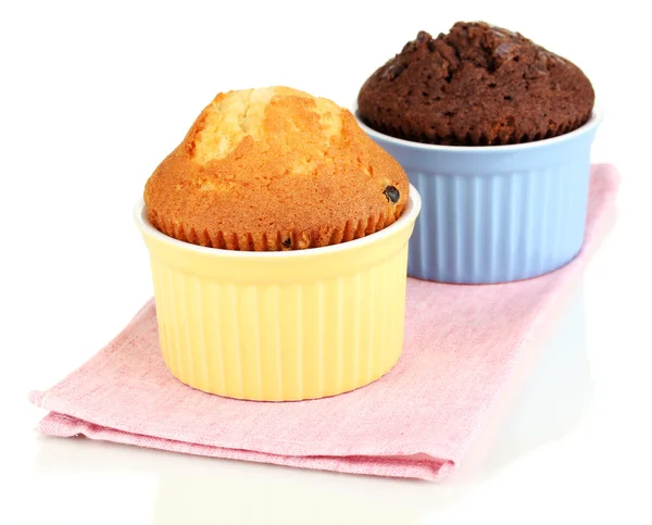 Cupcakes em tigelas para assar isolado em branco — Fotografia de Stock