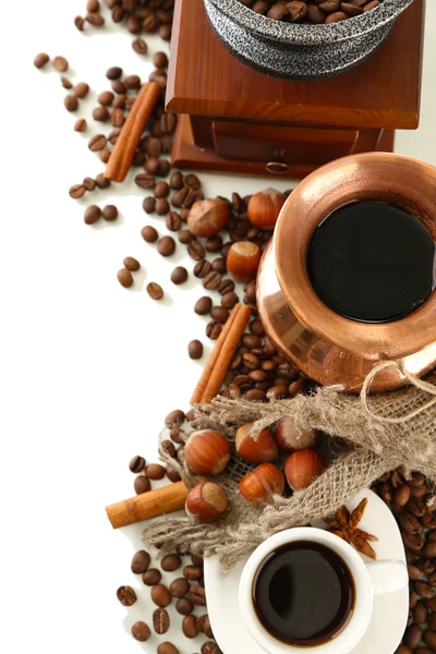 Pohár a konvici kávy a kávových zrn, izolované na bílém — Stock fotografie