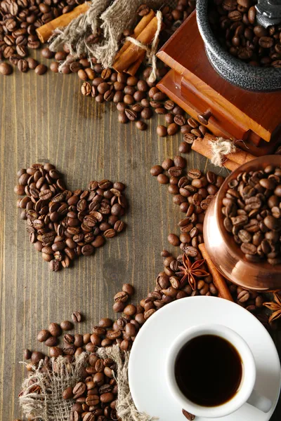 Tasse Kaffee, Kanne und Mühle auf Holzgrund — Stockfoto