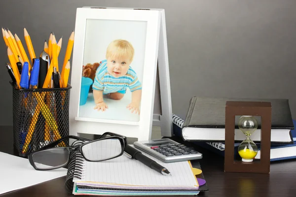 Marco de fotos blanco en escritorio de oficina sobre fondo gris —  Fotos de Stock