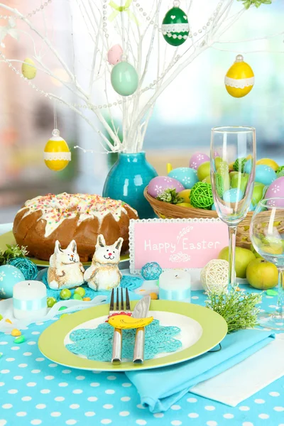 Sloužící velikonoční stůl na pozadí místnosti — Stock fotografie