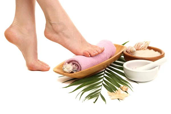 Vrouwelijke voeten met handdoek - spa concept, geïsoleerd op wit — Stockfoto