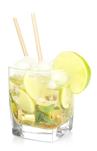 Glas Cocktail mit Limette und Minze isoliert auf weiß — Stockfoto