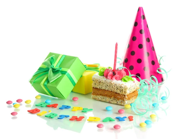 Kolorowy tort z świeca i prezenty na białym tle — Zdjęcie stockowe