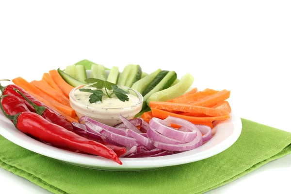 Ассорти сырых овощей палочки в тарелке изолированы на белом — стоковое фото