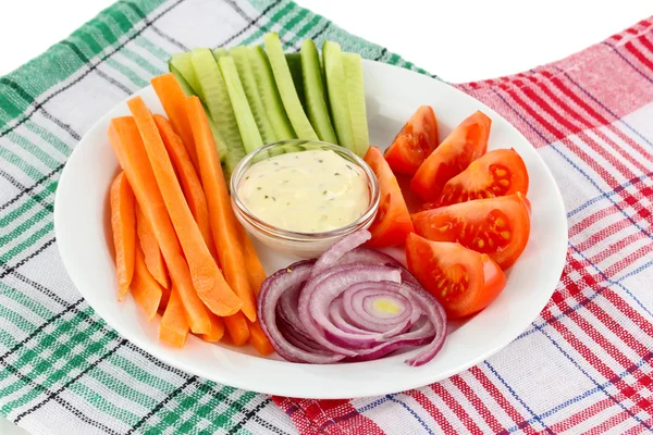 Surtido de verduras crudas palos en plato en servilleta de cerca —  Fotos de Stock