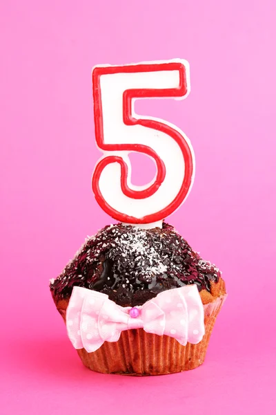 Cupcake di compleanno con glassa al cioccolato su sfondo rosa — Foto Stock