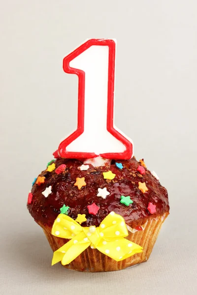Cupcake di compleanno con glassa al cioccolato su sfondo grigio — Foto Stock