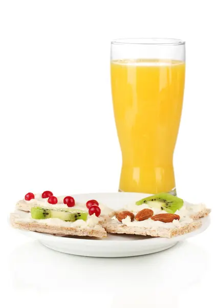 Läckra tilltugg med ost, kiwi och tranbär, mandel, på färgplåt, isolerad på vit — Stockfoto
